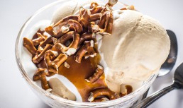 Inghetata cu covrigei pretzel si caramel