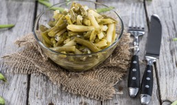 Salată de fasole verde cu maioneză și usturoi