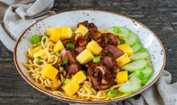 Piept de rață cu noodles și mango