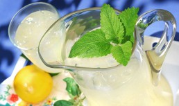 Cum faci o limonadă cu miere și mentă - super răcoritoare și sănătoasă