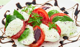 Salată caprese. Rețeta italiană de salată cu roșii, mozzarella și busuioc