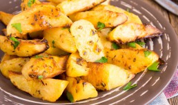 Cartofi copți cu salvie – garnitura care te scoate din orice încurcătură