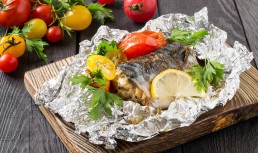 Macrou în folie la cuptor cu garnitură de legume