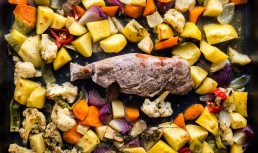 Pulpă de porc cu legume la cuptor