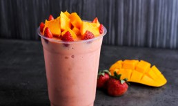 Smoothie cu mango și căpșuni