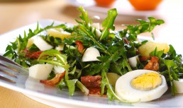Salată de păpădie. Rețetă sănătoasă și plină de arome