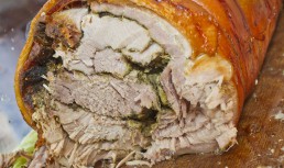 Ruladă de porc cu carnați și bacon
