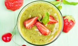 Smoothie cu kiwi și căpșuni
