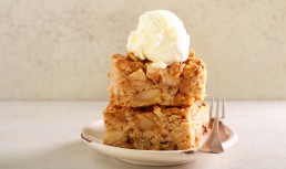 Prăjitură simplă cu nuci și mere. Un desert delicios și ușor de preparat