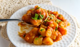 Tocăniță de cartofi cu ceafă de porc afumată