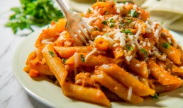 Paste cu sos de roșii, brânză mozzarella și usturoi