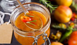Chutney de mere cu ghimbir și ardei iute