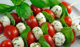 Frigărui cu mozzarella și roșii cherry