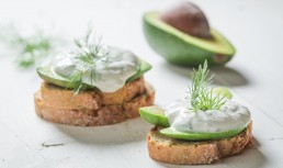 Sos tzatziki cu avocado, o rețetă răcoritoare pentru zilele toride de vară
