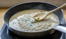 Cum faci sos gorgonzola pentru friptură sau paste