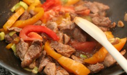 Porc stir-fry cu garnitură de cartofi la cuptor