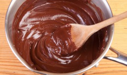 Ganache de ciocolată - crema perfectă pentru orice tort sau prăjitură