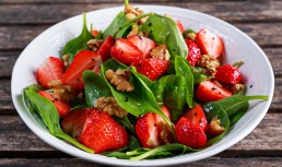 Salată de vară cu spanac, căpșuni și nuci