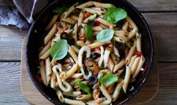 Penne cu creveți și scoici trase în vin
