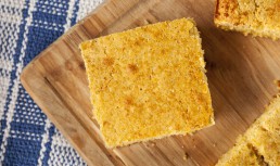 Prăjitură cu mălai și stafide