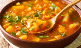 Mâncare de cartofi delicioasă cu măsline