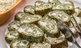 Ruladă de spanac cu șuncă și cremă de brânză. Rețeta unui aperitiv ușor și incredibil de gustos