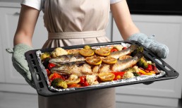 Cum faci un pește cu legume la cuptor - cea mai ușoară reșetă