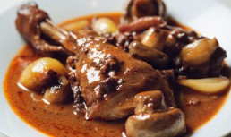Coq au vin - rețeta tradițională franțuzească, cu pui, gătit lent