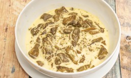 Hribi cu smântână și usturoi - o tocăniță aromată și delicioasă