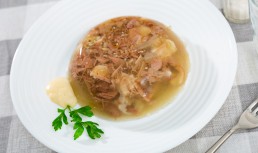 Cum să faci piftie de porc cu ciolan afumat – o rețetă perfectă pentru sărbători