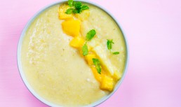 Smoothie revigorant cu mango, banană și kaki