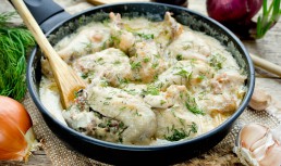 Pui de țară cu smântână - rețetă tradițională românească