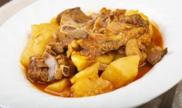 Tocăniță de cartofi cu costițe de porc marinate