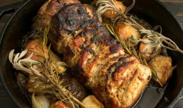 Cotlet de porc întreg la cuptor cu salvie și rozmarin
