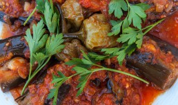 Musaca turcească cu vinete și carne, în sos de roșii. Rețeta explicată pas cu pas