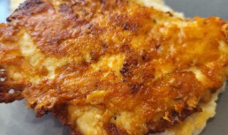 Șnițel din piept de pui cu parmezan