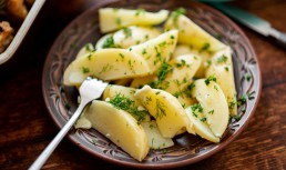 Salată caldă de cartofi noi
