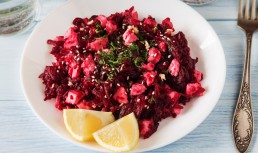 Salată de sfeclă roșie cu brânză feta