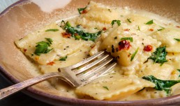 Ravioli cu sos de vin alb - o experiență culinară de neuitat!