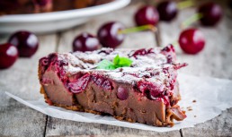 Clafoutis cu ciocolată și cireșe