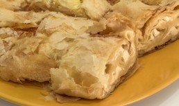 Plăcintă dobrogeană. Așa se face corect, ca în Dobrogea