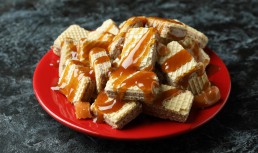 Napolitane cu cremă caramel și nucă
