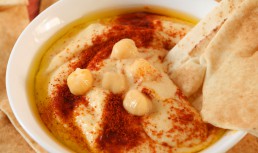 Hummus cu ceapă dulce caramelizată