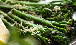 Broccolini cu brânză, în crustă crocantă