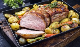 Mușchi de porc cu sos de mere și legume, la cuptor
