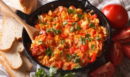 Omletă turcească cu roșii. Rețeta originală de menemen