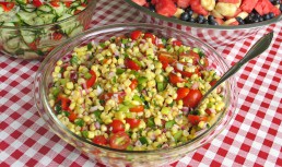 Salată cu porumb, roșii și brânză
