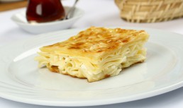 Plăcintă zdrențuită cu brânză și foi yufka