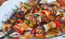 Frigărui de porc cu sos de lămâie și usturoi