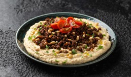 Hummus cu carne tocată de vită - o combinație sățioasă și plină de arome